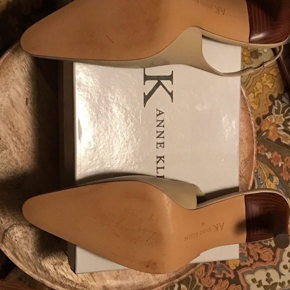 Gorgeous Tan Leather Slingback Pumps by Anne Klein - Picture 16 of 16